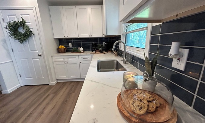 Grandview Casa | The Oasis:MidModern Comfort-5Bdrm 2K,3Q