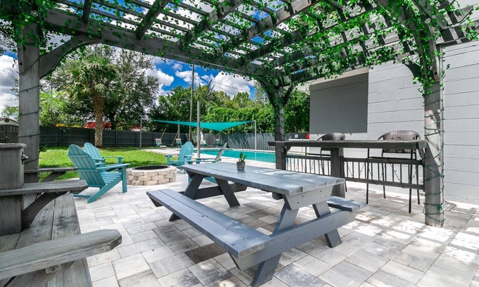 Gainesville Casa | The Oasis w/ New Salt Pool Walk to Publix & Restaurants - 1 Mile to UF