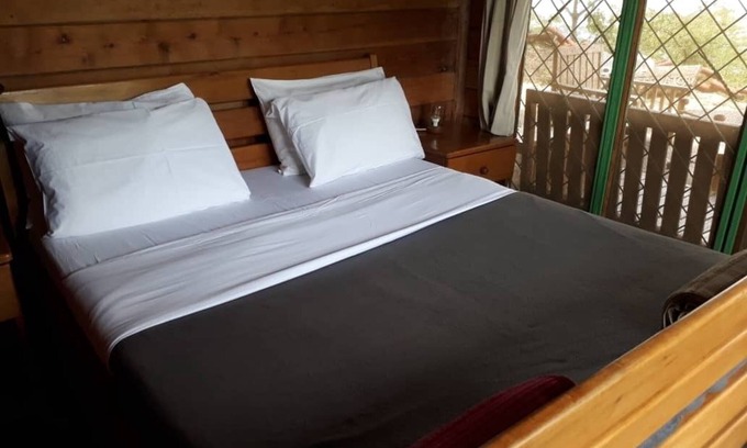 Western Region Chalet De Esquí | The Observatory Lodge at Kichwamba escarpment overlooking Queen Elizabeth NP.