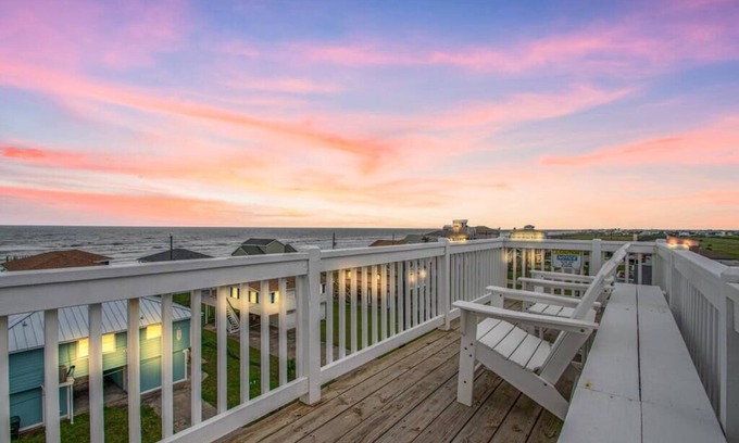 Bermuda Beach Casa | The Ocean Aire - 30 secs from the sand!