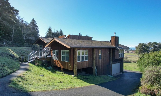 Manchester Casa | The ocean meets the meadow at the forest's edge. Private beach. Soak under stars