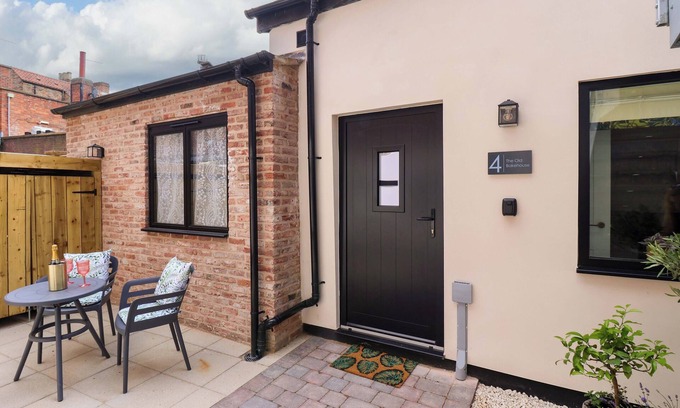 Beverley Cabaña | THE OLD BAKEHOUSE, luxury holiday cottage, with a garden in Beverley