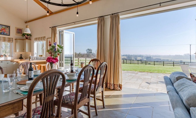 Witney Cabaña | The Old Barn, Witney - sleeps 6 guests in 3 bedrooms