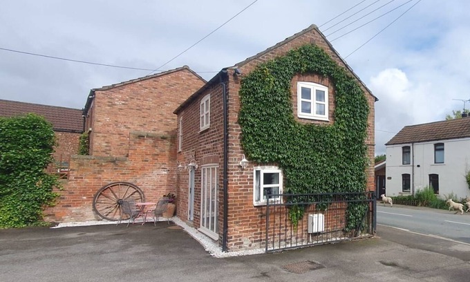 Pollington Casa | The Old Cart Shed. A beautiful country cottage barn conversion near York & Selby