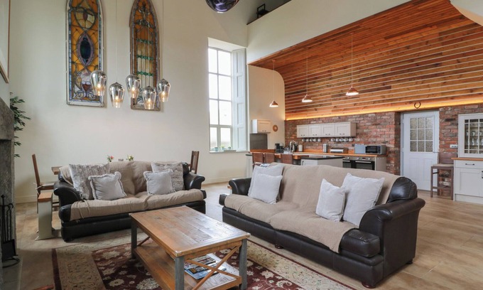 Norham Cabaña | THE OLD CHAPEL, pet friendly, with open fire in Norham
