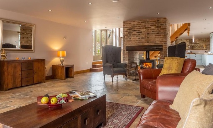 Paston Casa | The Old English Barn and Cart Shed