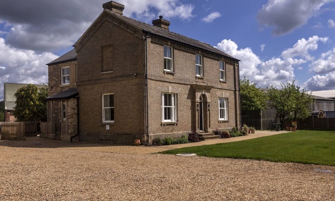 Sawtry Otro | The Old Farmhouse · Stunning farmhouse in Cambridgeshire countryside