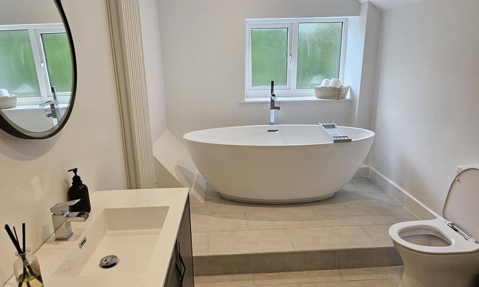 Chippenham Casa | The Old Forge – Countryside 4-bed home near Bath, the Cotswolds and Stonehenge