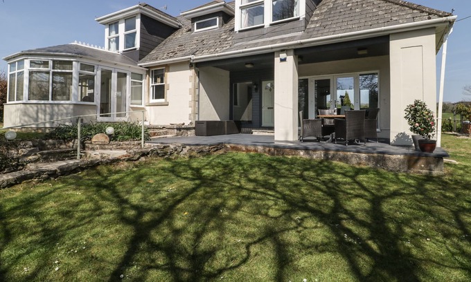 Shepton Mallet Casa | THE OLD FORGE, pet friendly, luxury holiday cottage in Shepton Mallet