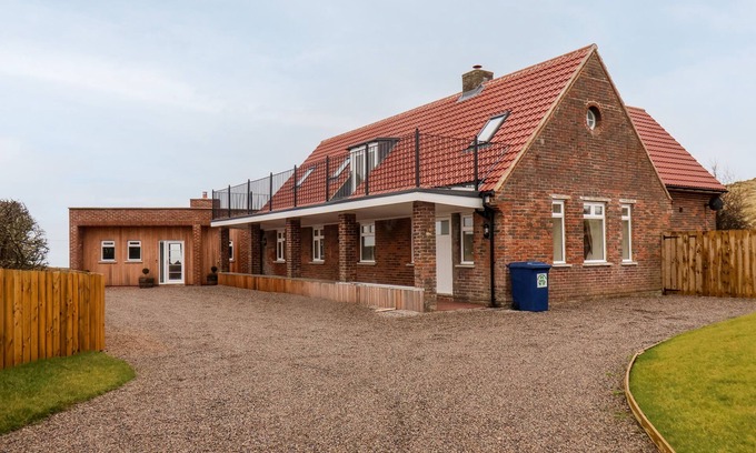 Briggswath Casa | THE OLD GUARD HOUSE, pet friendly, luxury holiday cottage in Whitby