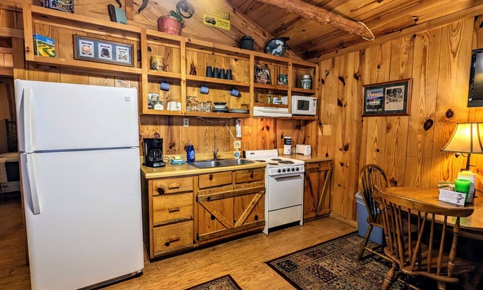 Mountain View Cabina | The Old Homeplace ~ Pinewood Cabin #6