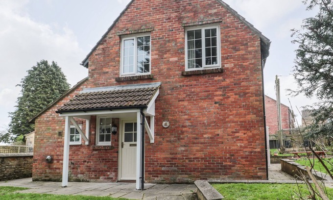North Perrott Casa | THE OLD POLICE HOUSE, family friendly, with a garden in Beaminster