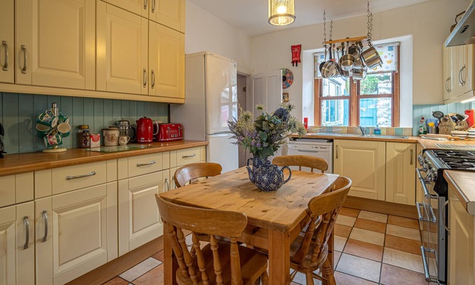 Grange-over-Sands Cabaña | The Old Post Office - Large 6-bedroom property, ideal for families & dog-friendly.