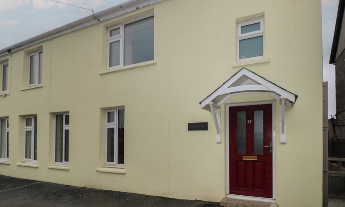 Haverfordwest Cabaña | THE OLD POST OFFICE, pet friendly, with hot tub in Letterston