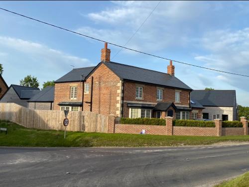 Beechingstoke Cama Y Desayuno | The Old Pub - Boutique Private Cellar, Sauna & Gym, King Size Bed, Self Contained Kitchenette including Continental Breakfast, Snacks and Mini Bar