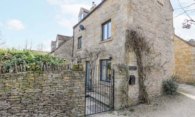 Longborough Casa | THE OLD SCHOOL HOUSE, pet friendly in Stow-On-The-Wold