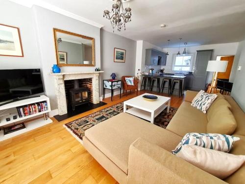 Salisbury Casa | The Old School House - Parking & Close to City