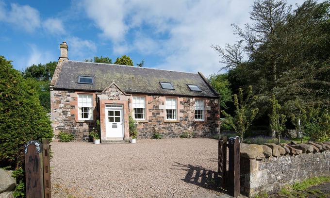Hume Cabaña | The Old School, Hume - sleeping 4 guests in 2 bedrooms