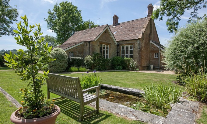 South Perrott Casa | The Old School - sleeps 6 guests in 3 bedrooms