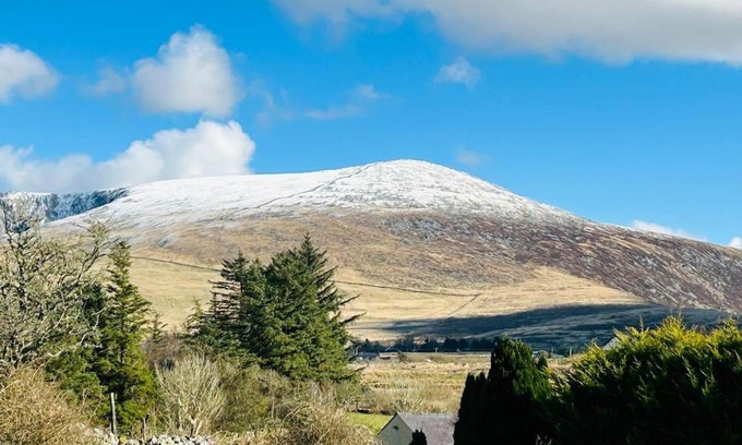 Llanllyfni Casa | The Old Stables - a gem surrounded by mountains!