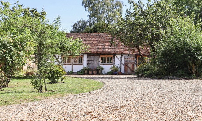 Headcorn Cabaña | THE OLD STABLES, pet friendly, character holiday cottage in Headcorn