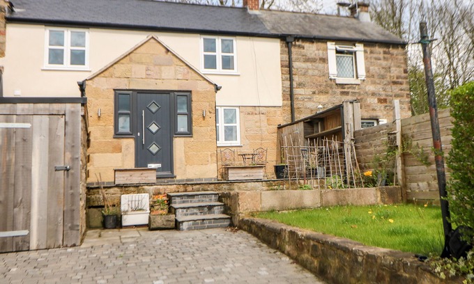 Holestone Moor Casa | THE OLD STABLES, pet friendly, character holiday cottage in Matlock