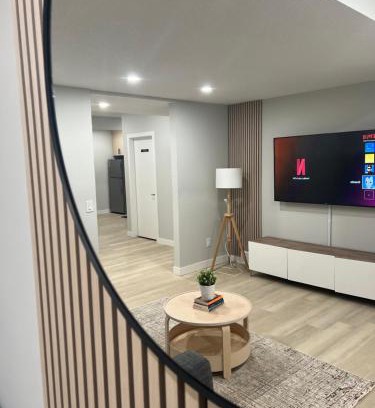 Northwest Calgary Apartamento | The Old Trafford - Stylish 2 bed suite