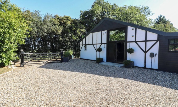 Sittingbourne Cabaña | THE OLD WORKSHOP, family friendly, with hot tub in Harrietsham