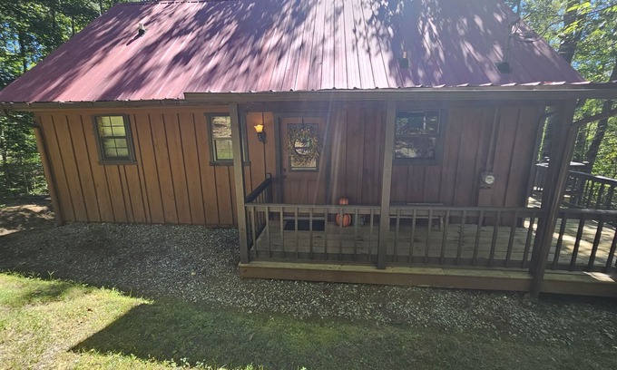 Tellico Plains Cabina | Rústica East Tennessee Mountain Cabin con vistas al histórico Coker Creek