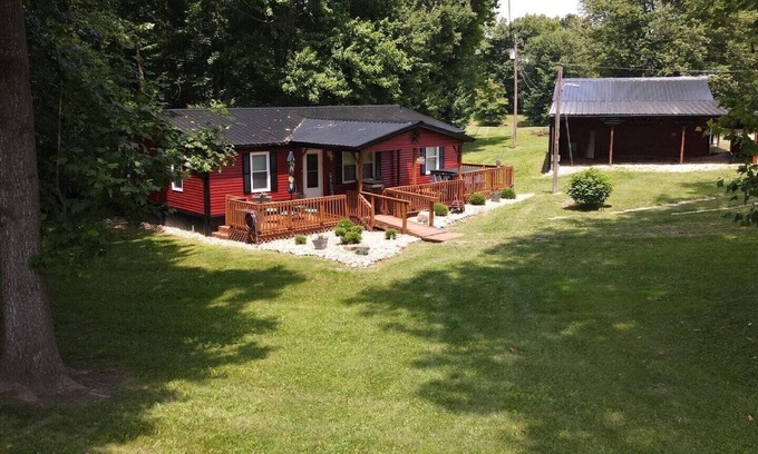 Stockdale Casa | The Ole' Farmhouse w Guest Suite and Hot Tub