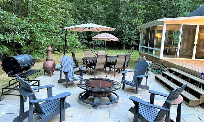 Saugatuck Casa | El plano de planta abierto de esta impresionante casa personalizada es ideal para el entretenimiento