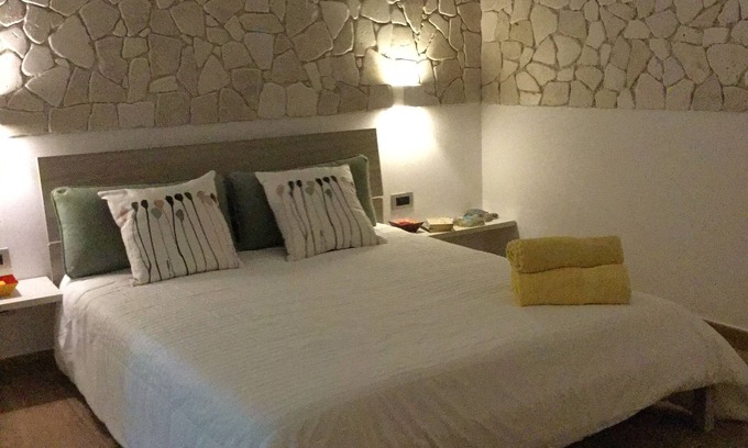 Palese Apartamento | El tulipán rojo abierto