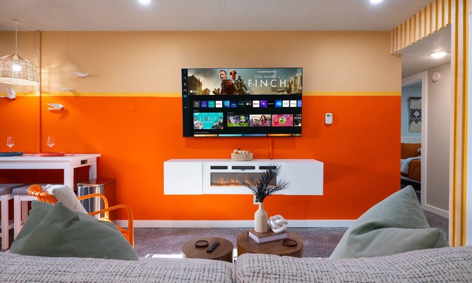 Lawrence Apartamento | The Orange Lounge - 8 min to KU/Downtown