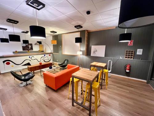 Mieres Hostal | The Orange Teddy Bear Hostal La Peña