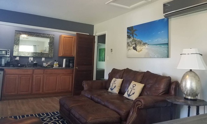 Biloxi Cabaña | El Orchard Cottage, 2 cuadras del centro de Os - Para la comida, diversión, y Fiestas!