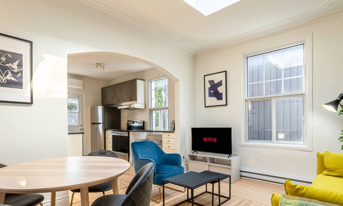 Youville Apartamento | The Orchid | Office | WIFI | TV | Balcony | Park
