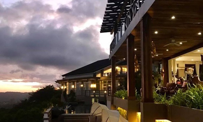 Laurel Cama Y Desayuno | The Oriental Luxury Suites Tagaytay