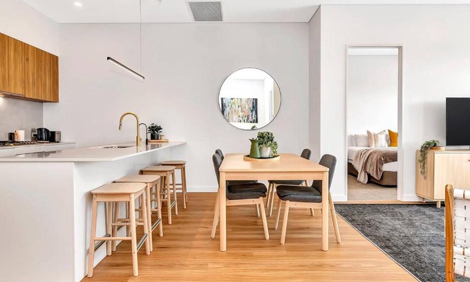 Parkside Apartamento | 'The Outlook' Light-filled Nordic Contemporary