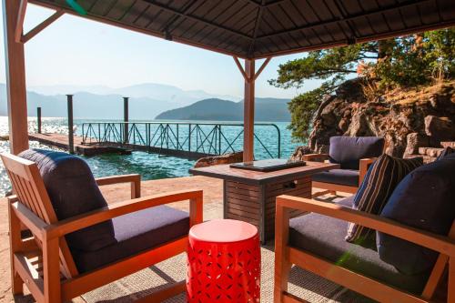 Harrison Hot Springs Casa | The Overlook, Luxury Lakeside Home with Dock