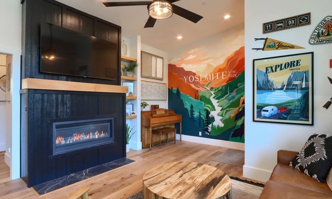 Mariposa Casa | The Overlook, modern home in town with AC, WiFi, Bocci Ball