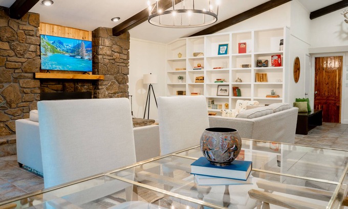 Fayetteville Casa | The Overlook on Mt Sequoyah~ Hot Tub~ 1mi from UofA campus and downtown!