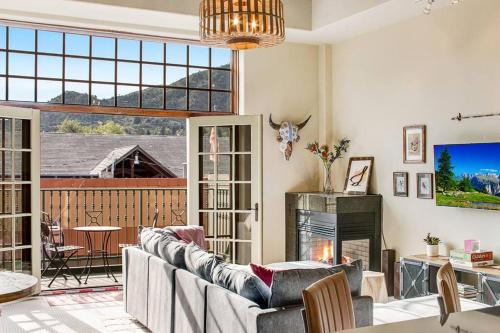 Manitou Springs Historic District Casa | The Owl's Nest @ Manitou: Mtn Views on Main Street
