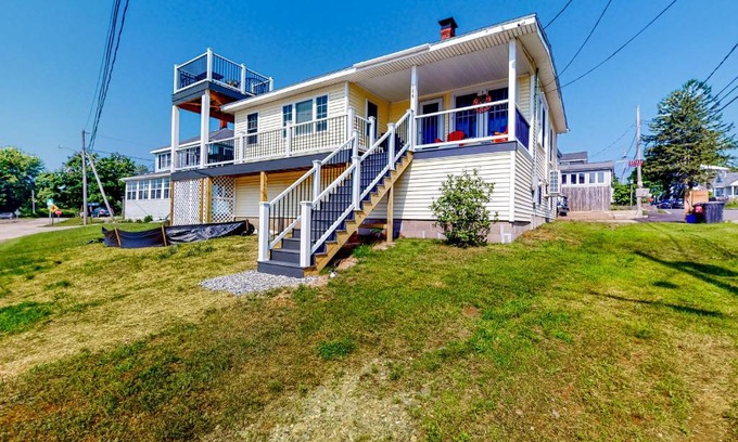 Old Orchard Beach Casa | The Owl's Nest