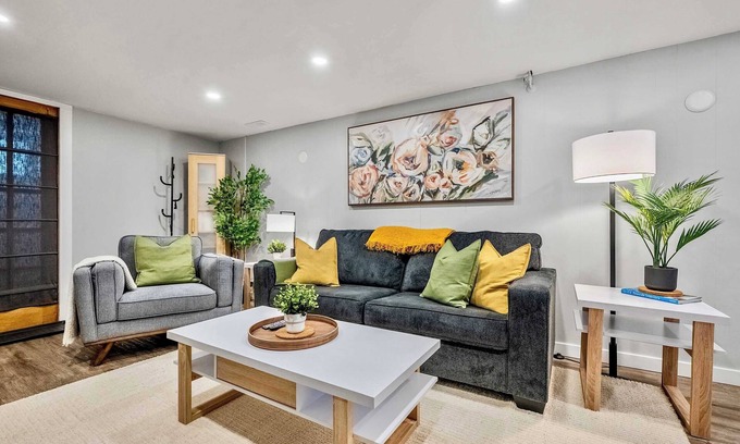 Northwest Calgary Casa | The Owlet PetsOK NWCalgary QueenBD PrivateSuite