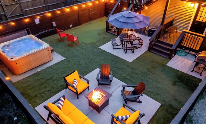 Cherokee Triangle Casa | The Paddock ~ 5BR Class & Fun In One! Hot Tub, Fire Pit, Mini Golf, Walkable