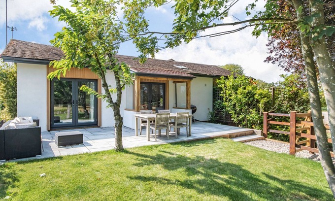 Shipston on Stour Cabaña | THE PADDOCK, pet friendly, with a garden in Shipston-On-Stour