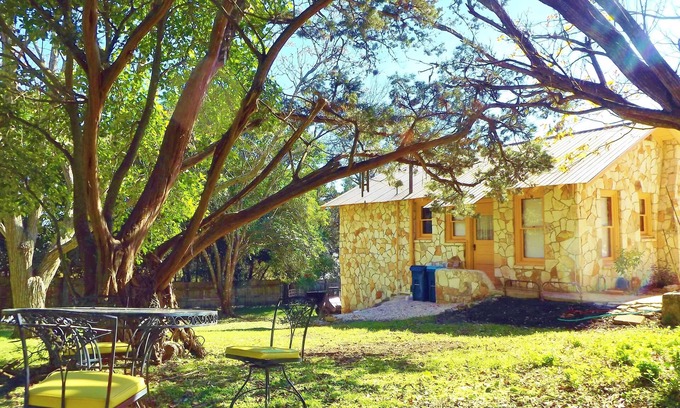 Kerrville Cabaña | La cabaña del pintor: el encanto de Hill Country en un campamento ecléctico metodista