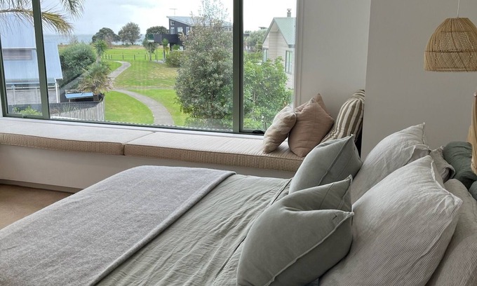 Matarangi Casa | The Palm House - Matarangi Beautifully decorated fully stocked beachouse