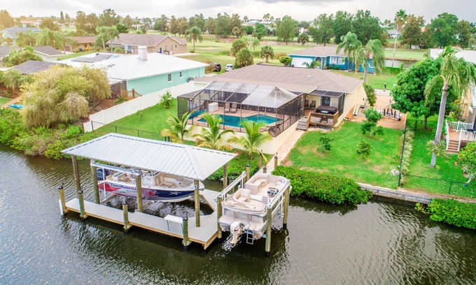 Apollo Beach Casa | The Palm Tree (bañera de hidromasaje, piscina climatizada GRATUITA, kayaks, bote de remos y bicicletas)