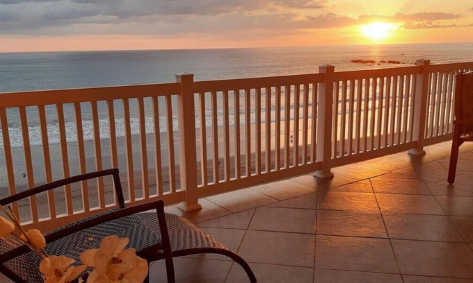 Barrio Los Villalobos Apartamento | ¡Este ático frente a la playa de Palms Jaco ofrece las vistas más espectaculares de Jacó!
